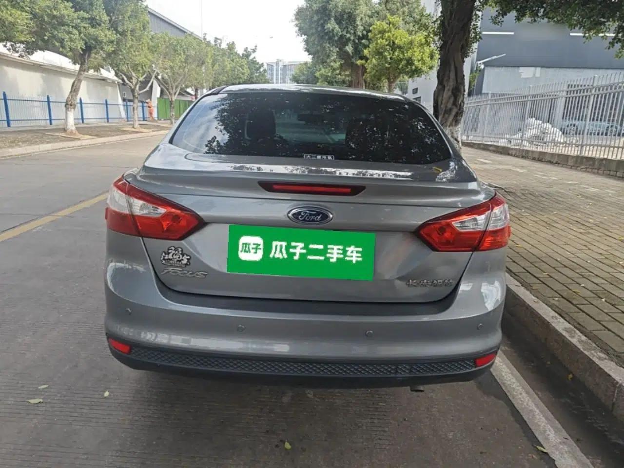 Ford Focus 2012 Sedan 1.6L Manual Comfort Model — миниатюра 5