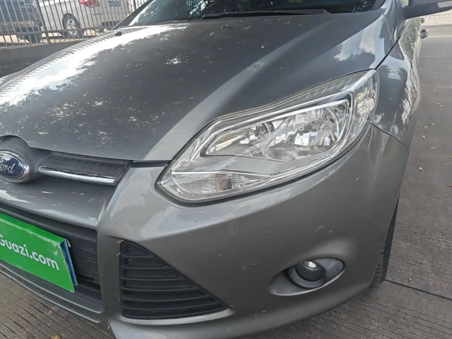 Ford Focus 2012 Sedan 1.6L Manual Comfort Model — миниатюра 8