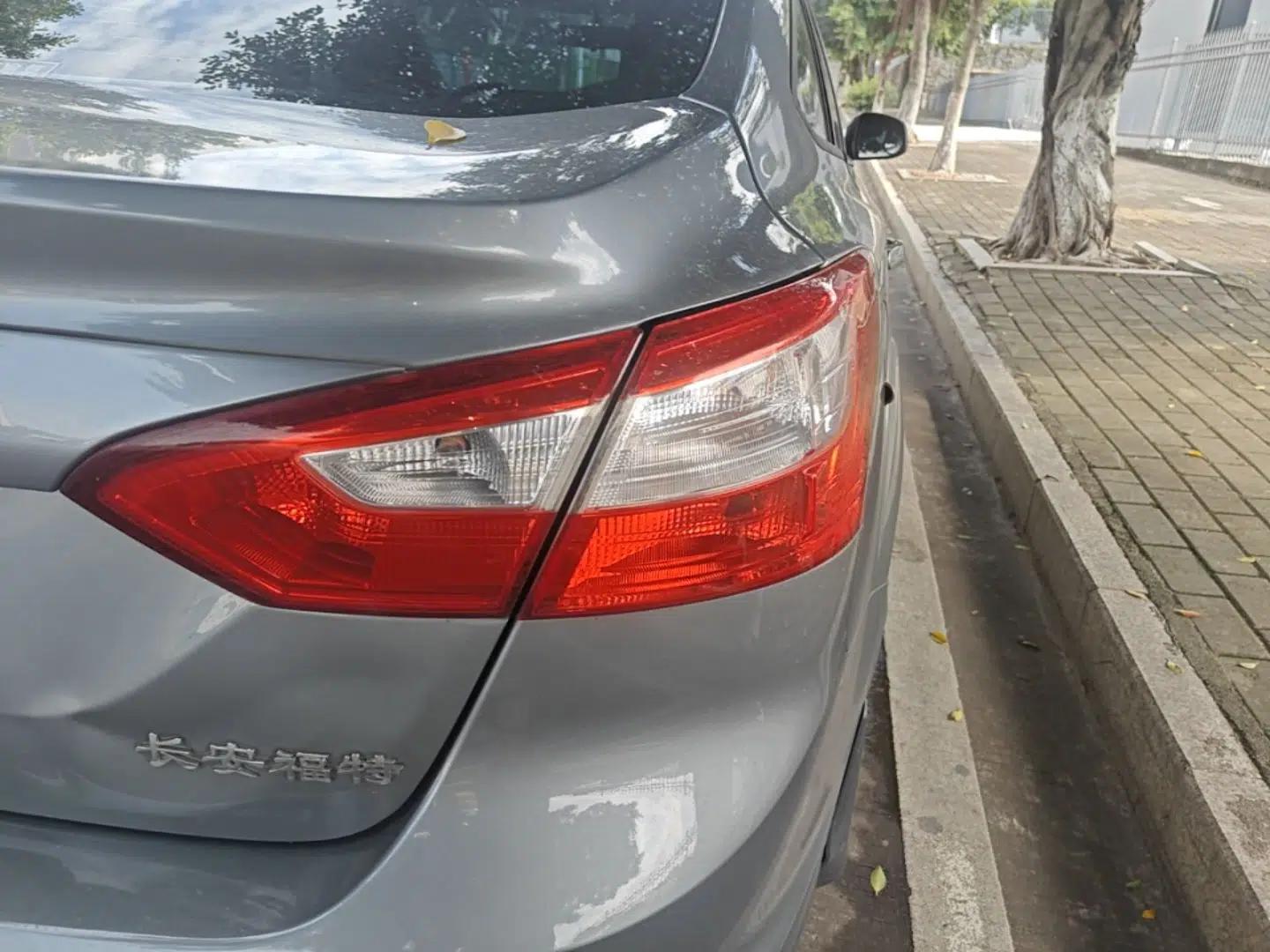 Ford Focus 2012 Sedan 1.6L Manual Comfort Model — миниатюра 9