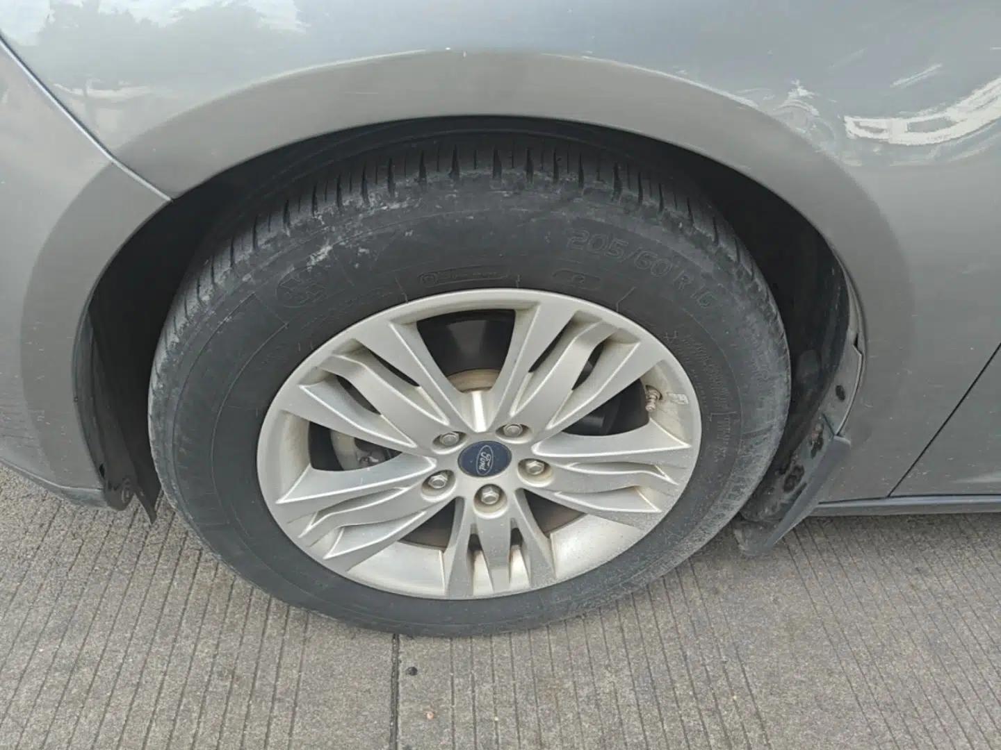 Ford Focus 2012 Sedan 1.6L Manual Comfort Model — миниатюра 10