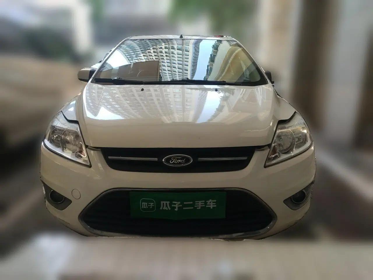 Ford Focus 2013 Sedan Classic 1.8L Automatic Fashion Edition — миниатюра 2