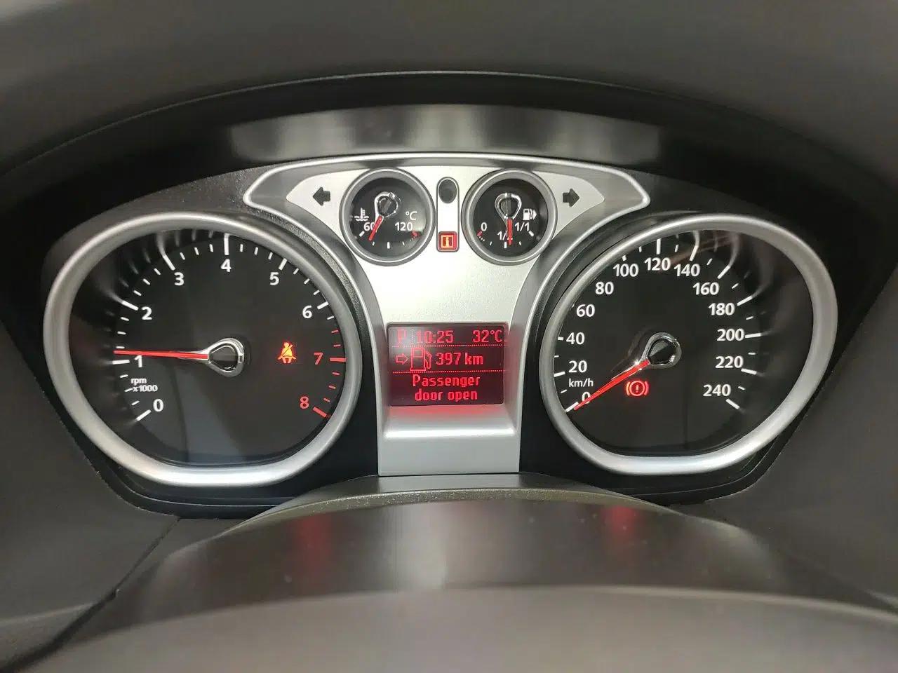Ford Focus 2013 Sedan Classic 1.8L Automatic Fashion Edition — миниатюра 11