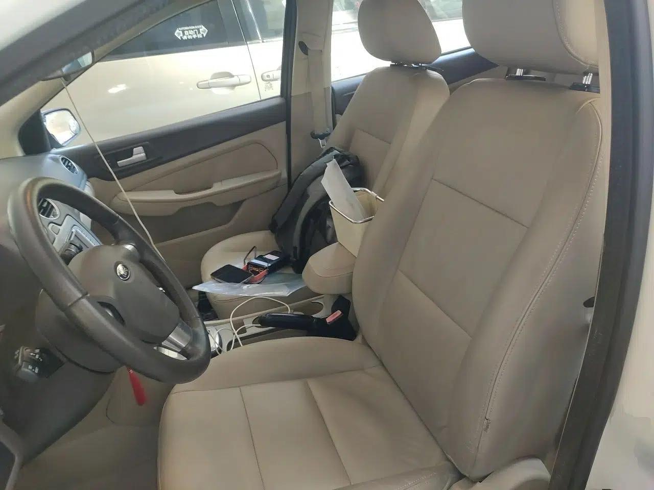 Ford Focus 2013 Sedan Classic 1.8L Automatic Fashion Edition — миниатюра 15