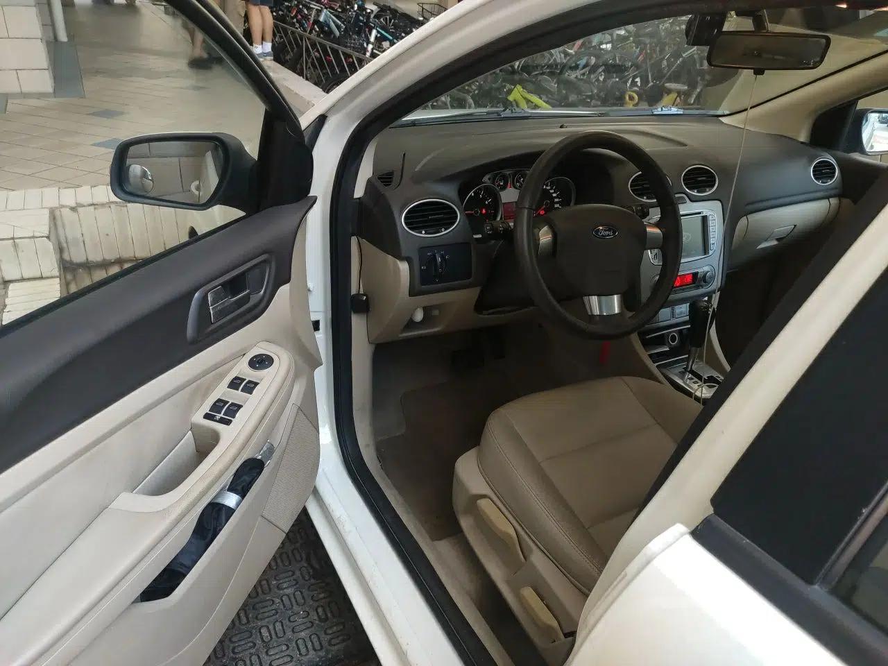 Ford Focus 2013 Sedan Classic 1.8L Automatic Fashion Edition — миниатюра 16