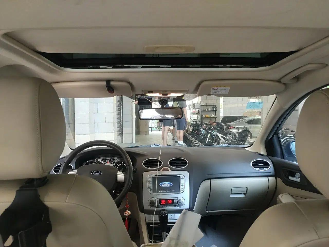 Ford Focus 2013 Sedan Classic 1.8L Automatic Fashion Edition — миниатюра 18