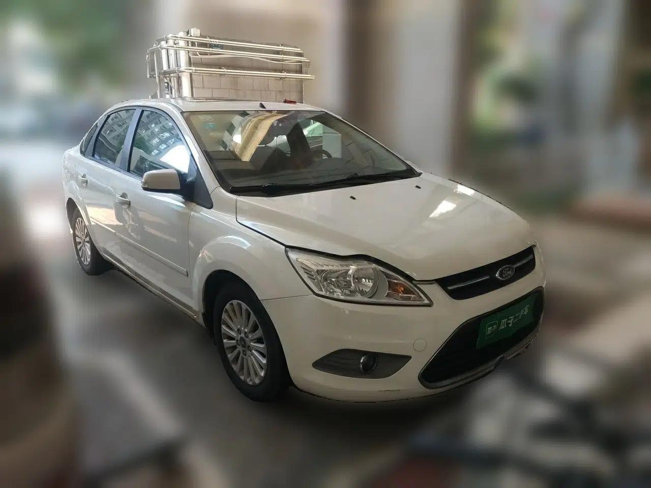 Ford Focus 2013 Sedan Classic 1.8L Automatic Fashion Edition — миниатюра 3