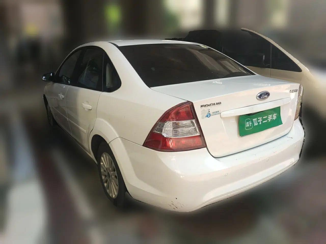 Ford Focus 2013 Sedan Classic 1.8L Automatic Fashion Edition — миниатюра 4