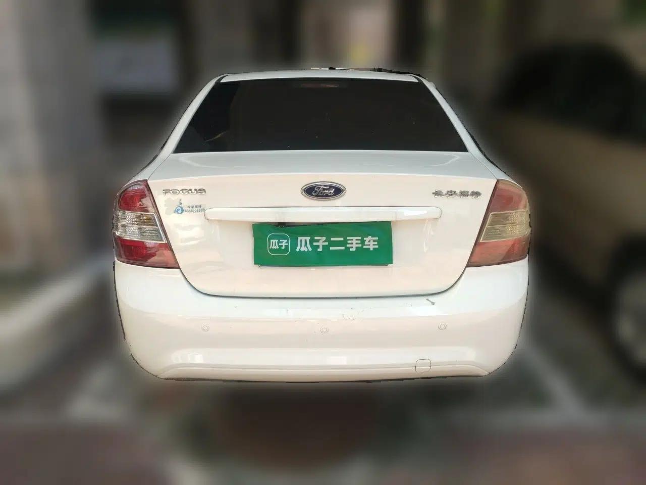 Ford Focus 2013 Sedan Classic 1.8L Automatic Fashion Edition — миниатюра 5