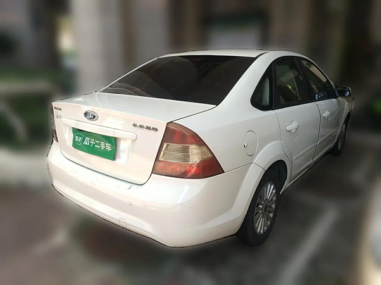 Ford Focus 2013 Sedan Classic 1.8L Automatic Fashion Edition — миниатюра 6