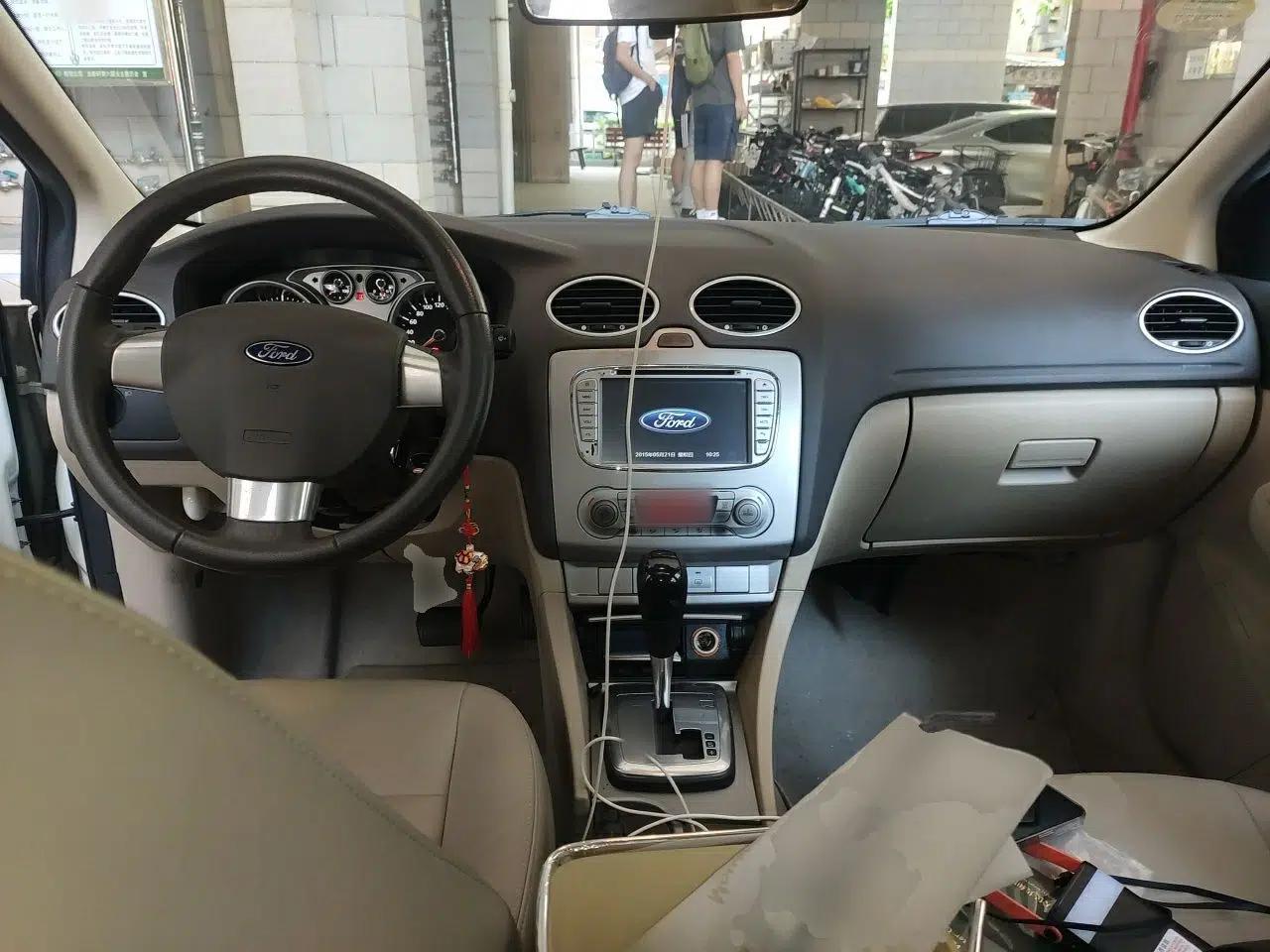 Ford Focus 2013 Sedan Classic 1.8L Automatic Fashion Edition — миниатюра 9