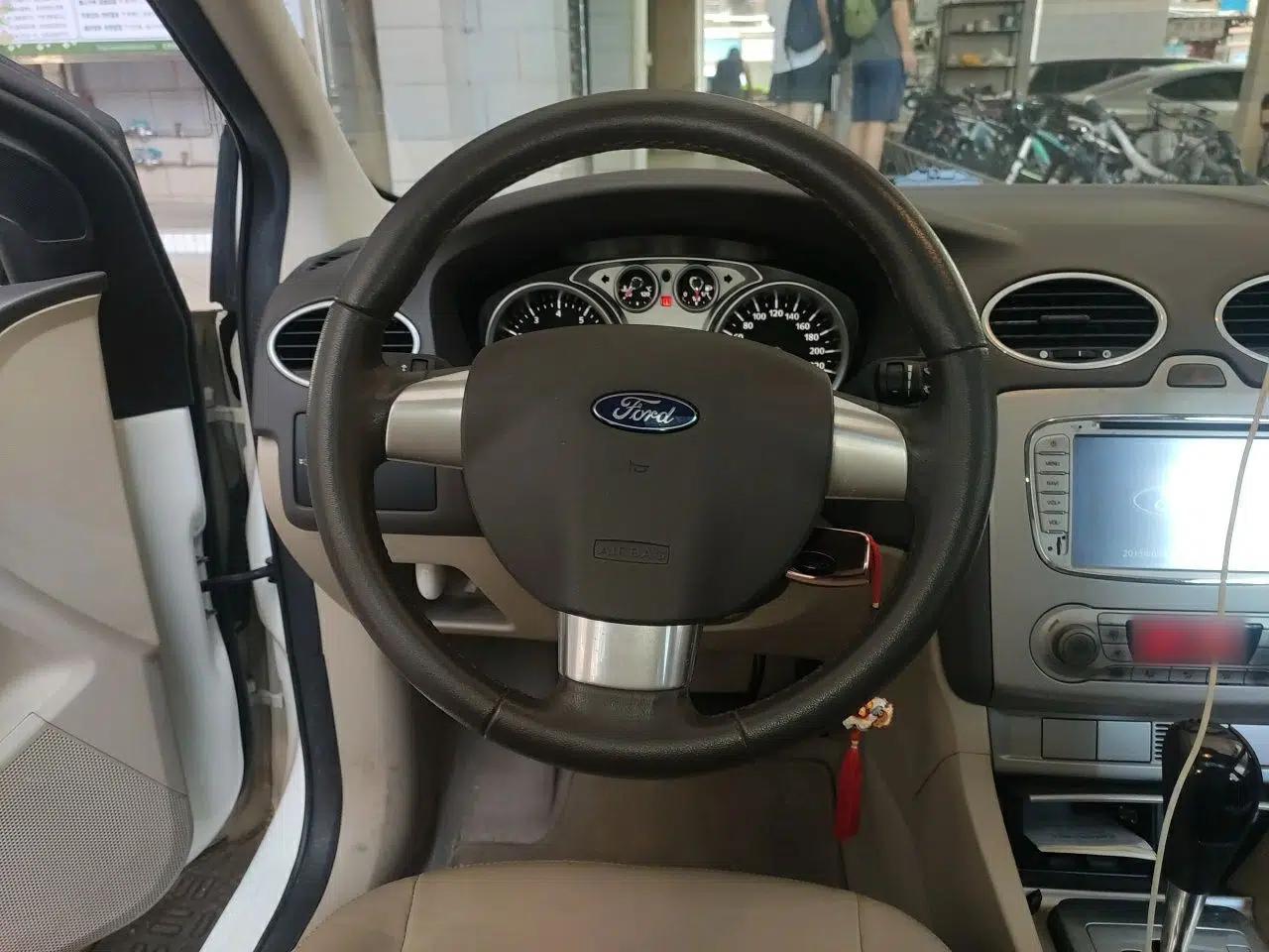 Ford Focus 2013 Sedan Classic 1.8L Automatic Fashion Edition — миниатюра 10