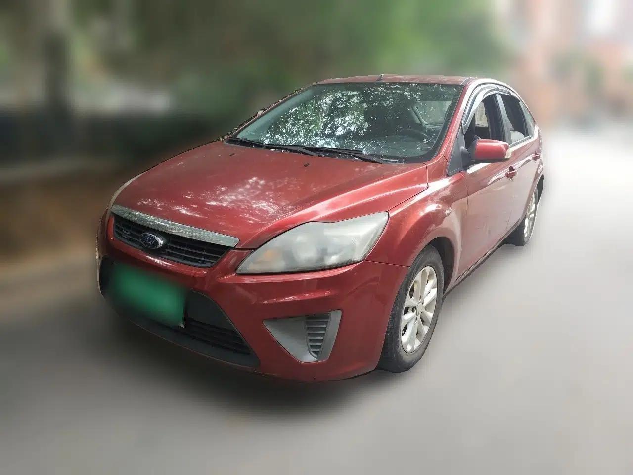 Ford Focus 2012 Hatchback Classic 1.8L Automatic Base Model — миниатюра 1