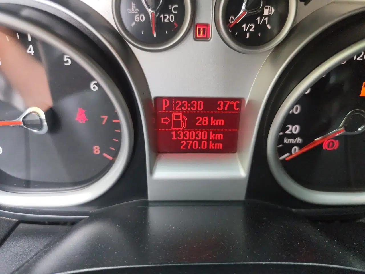 Ford Focus 2012 Hatchback Classic 1.8L Automatic Base Model — миниатюра 12