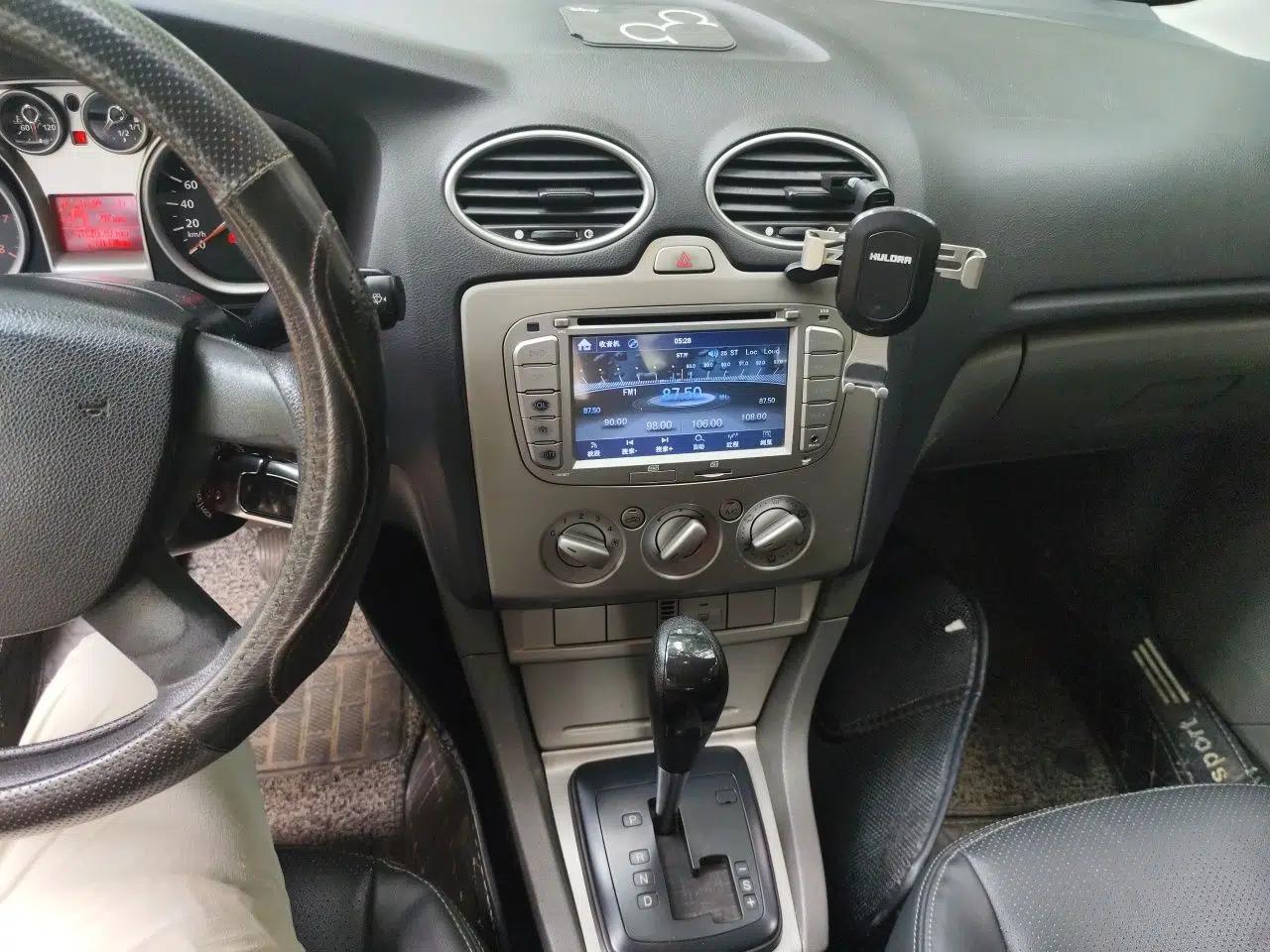 Ford Focus 2012 Hatchback Classic 1.8L Automatic Base Model — миниатюра 13