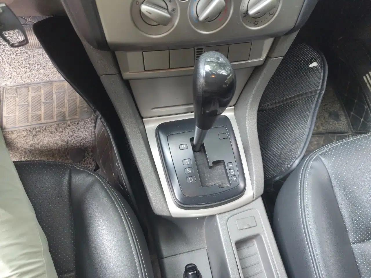 Ford Focus 2012 Hatchback Classic 1.8L Automatic Base Model — миниатюра 14