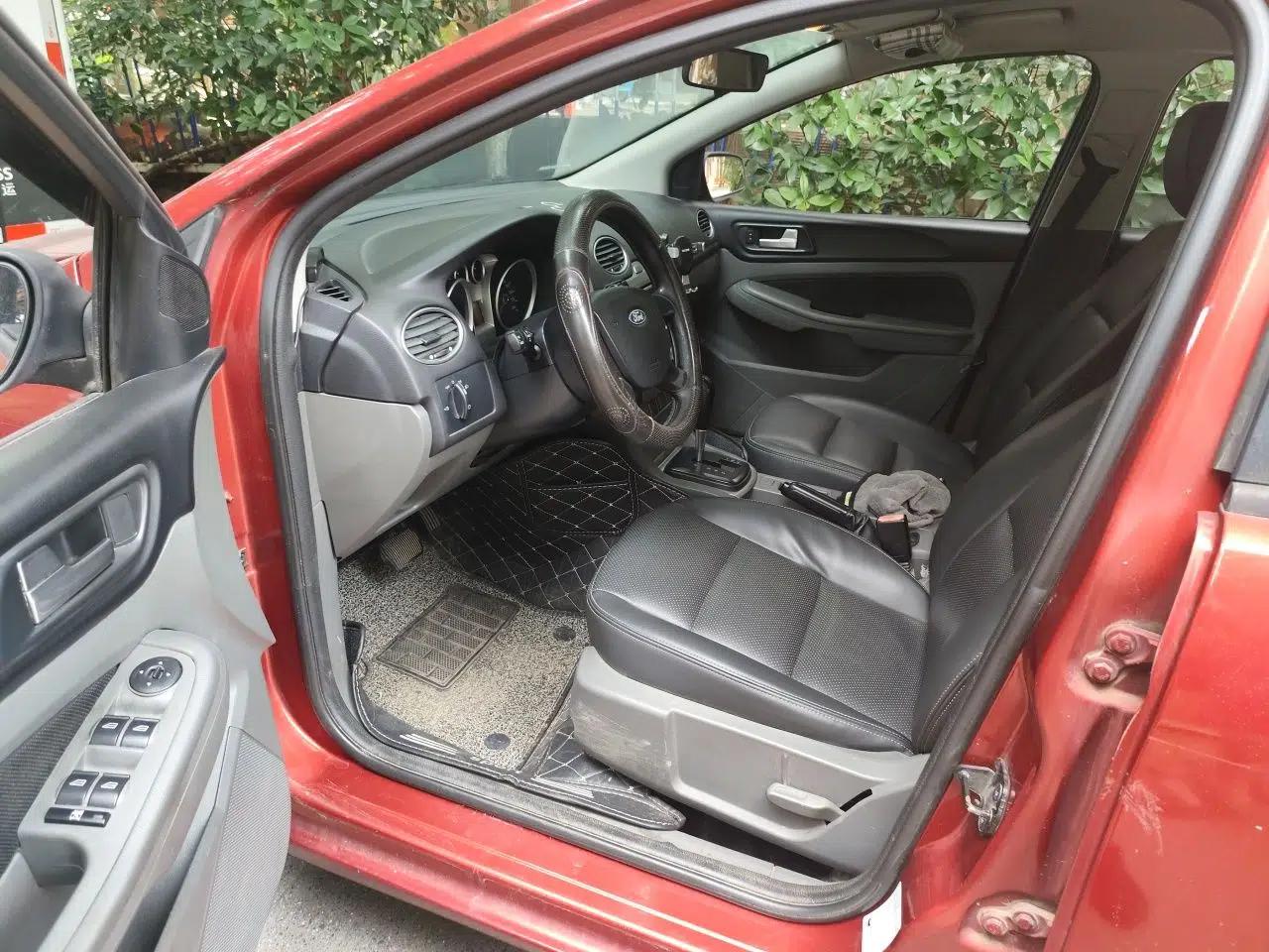 Ford Focus 2012 Hatchback Classic 1.8L Automatic Base Model — миниатюра 16