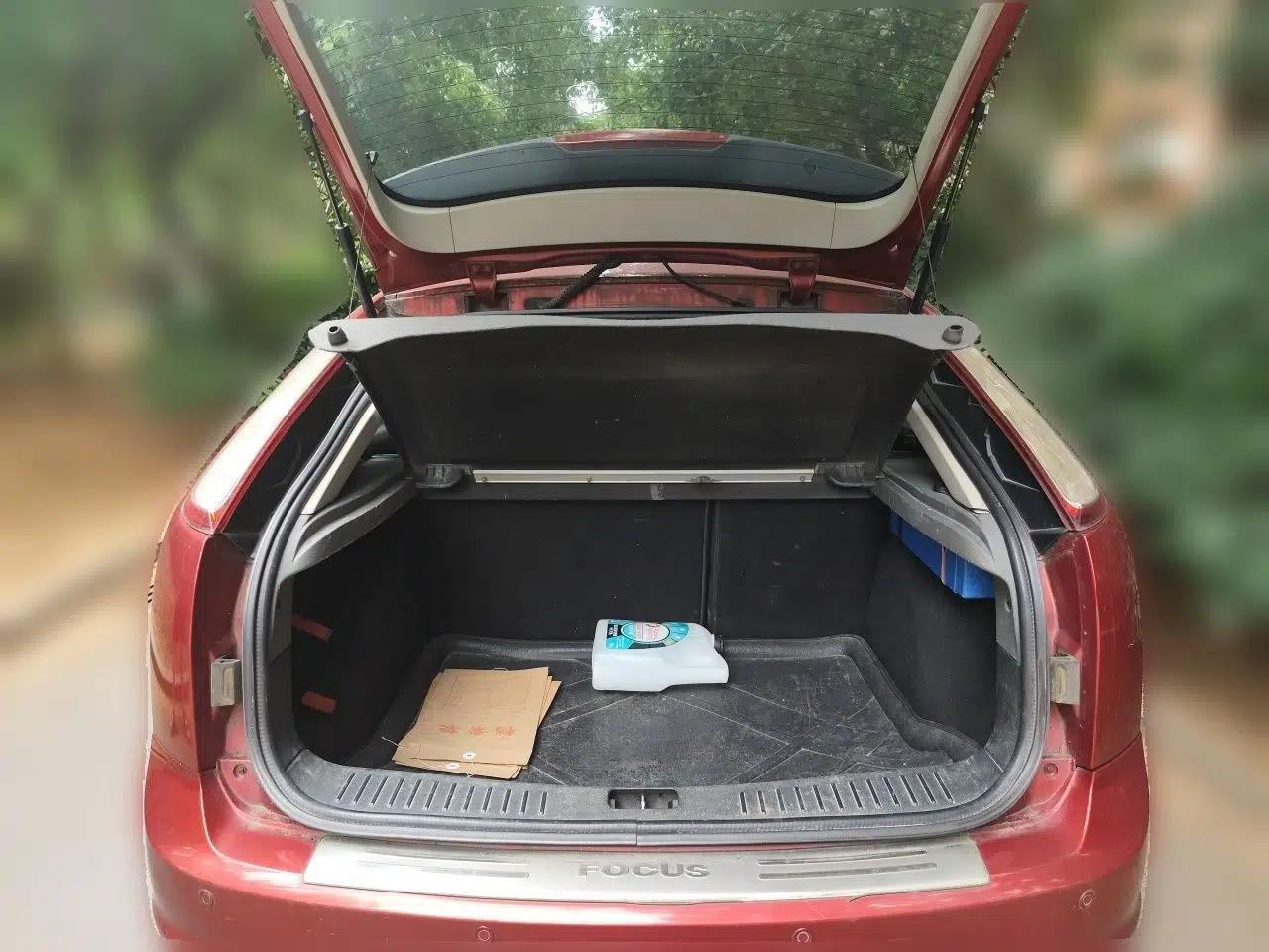 Ford Focus 2012 Hatchback Classic 1.8L Automatic Base Model — миниатюра 19