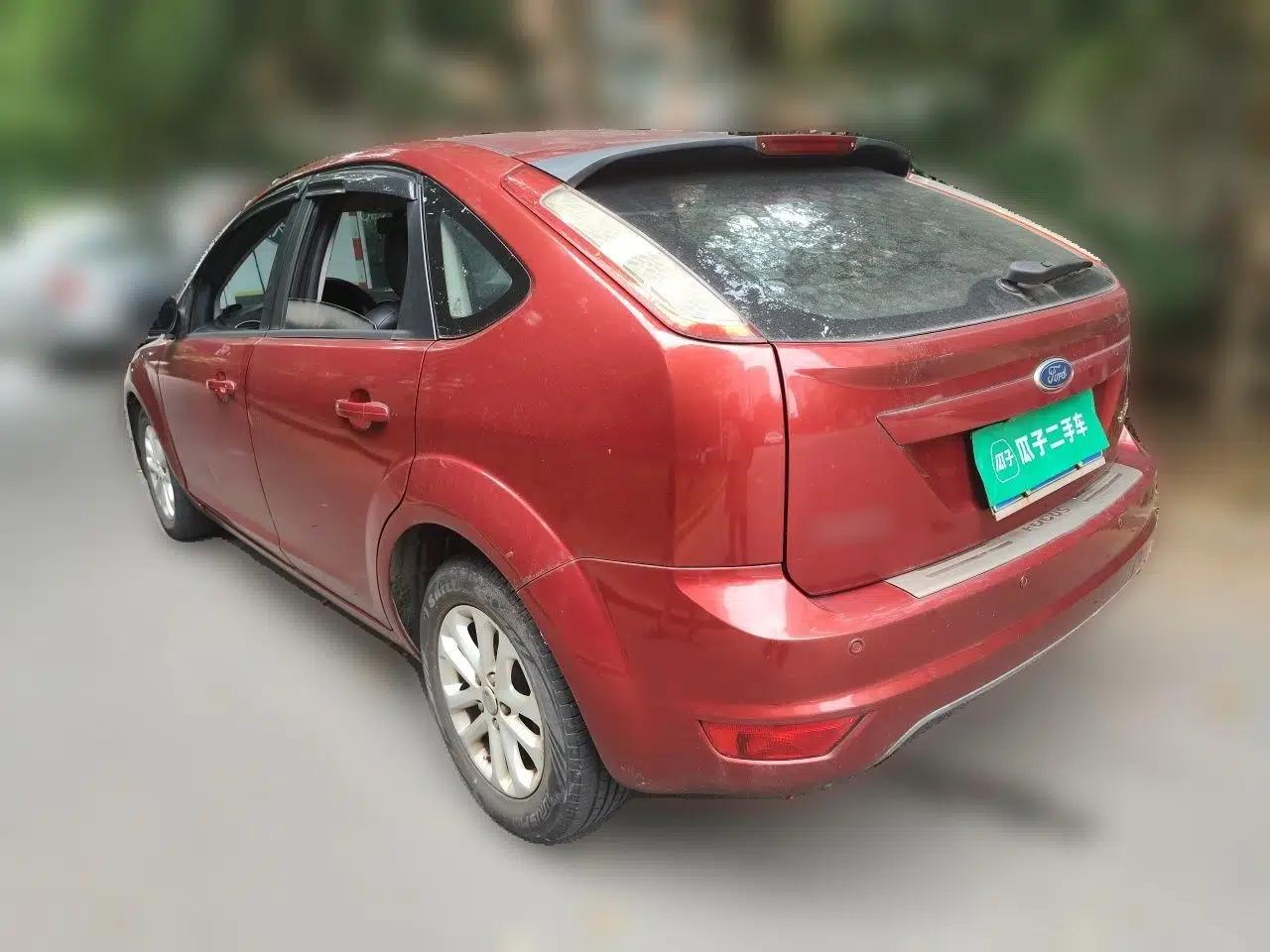 Ford Focus 2012 Hatchback Classic 1.8L Automatic Base Model — миниатюра 4