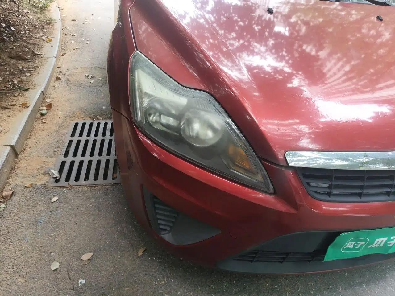 Ford Focus 2012 Hatchback Classic 1.8L Automatic Base Model — миниатюра 7
