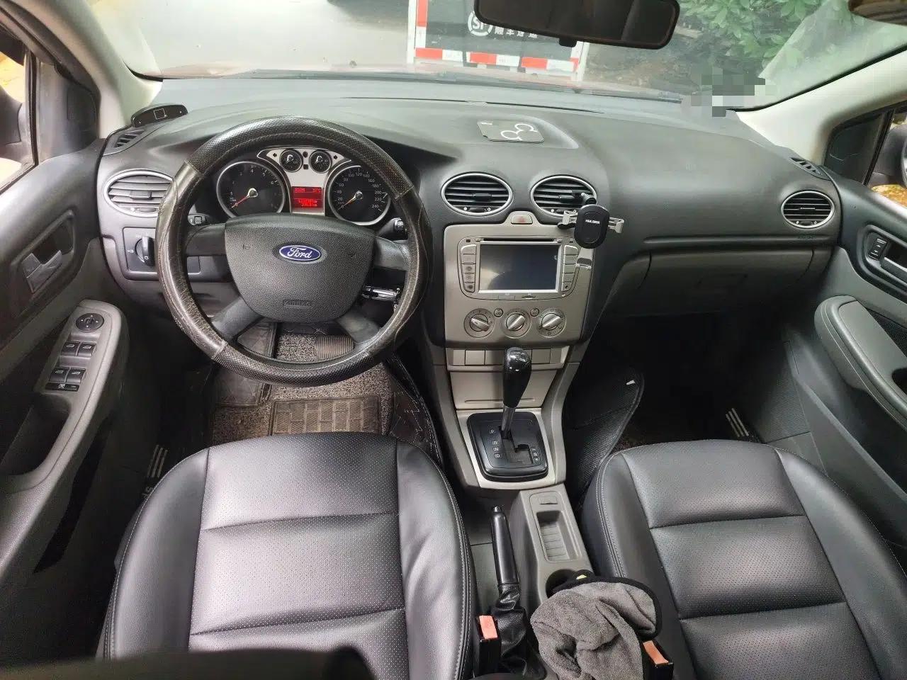 Ford Focus 2012 Hatchback Classic 1.8L Automatic Base Model — миниатюра 9