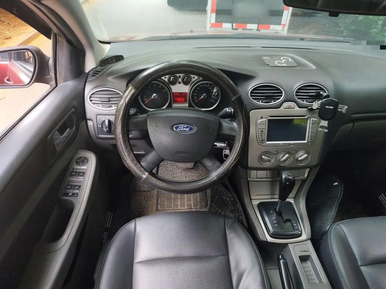 Ford Focus 2012 Hatchback Classic 1.8L Automatic Base Model — миниатюра 10