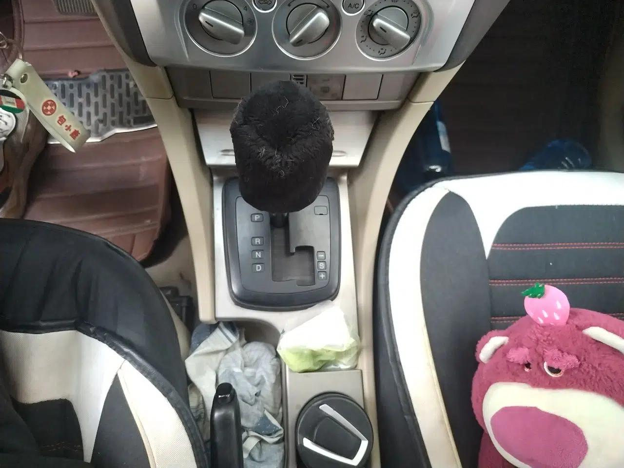 Ford Focus 2011 Hatchback 1.8L Automatic Fashion Edition — миниатюра 14