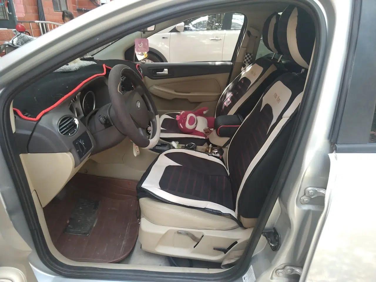 Ford Focus 2011 Hatchback 1.8L Automatic Fashion Edition — миниатюра 15