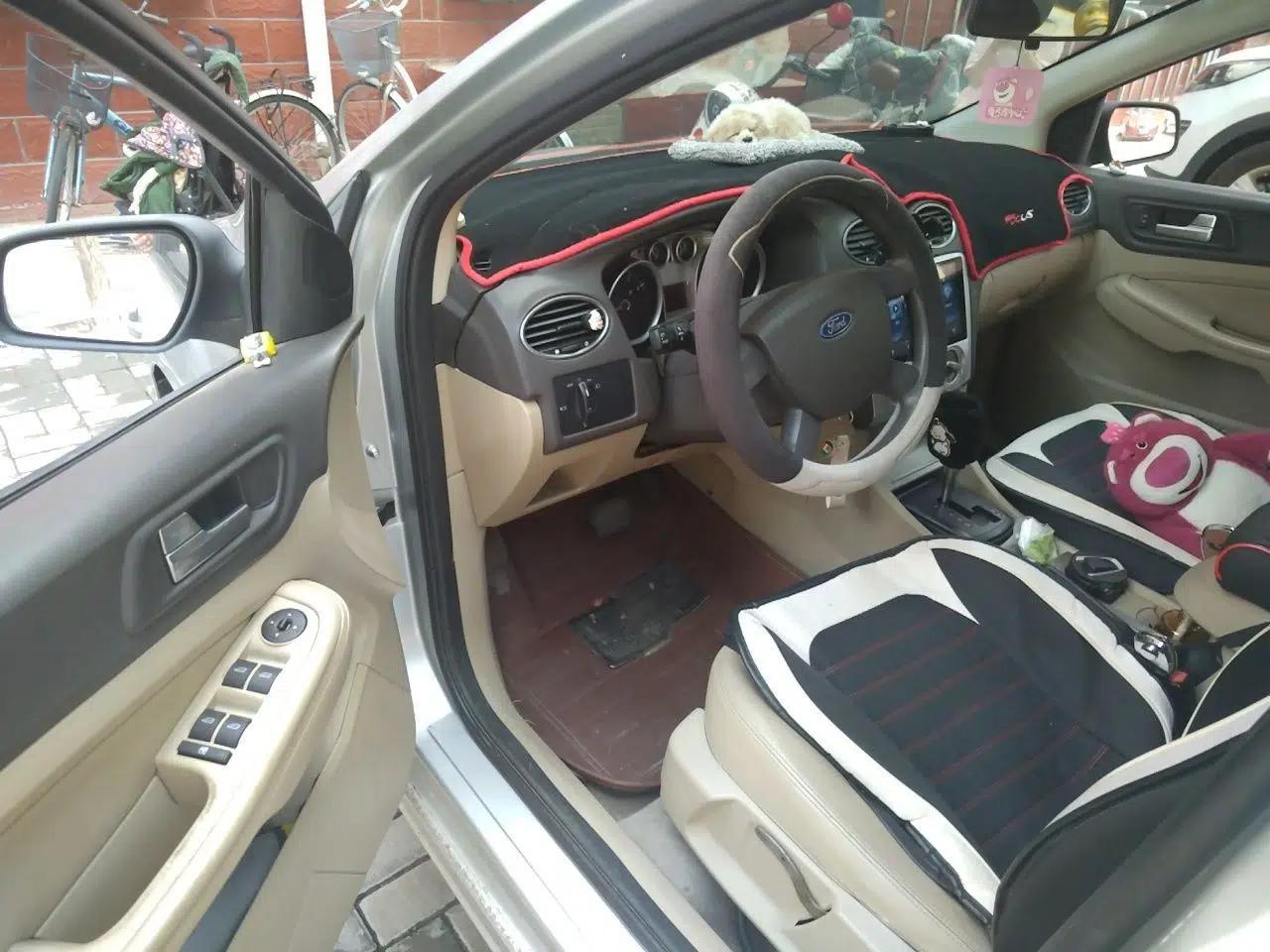 Ford Focus 2011 Hatchback 1.8L Automatic Fashion Edition — миниатюра 16