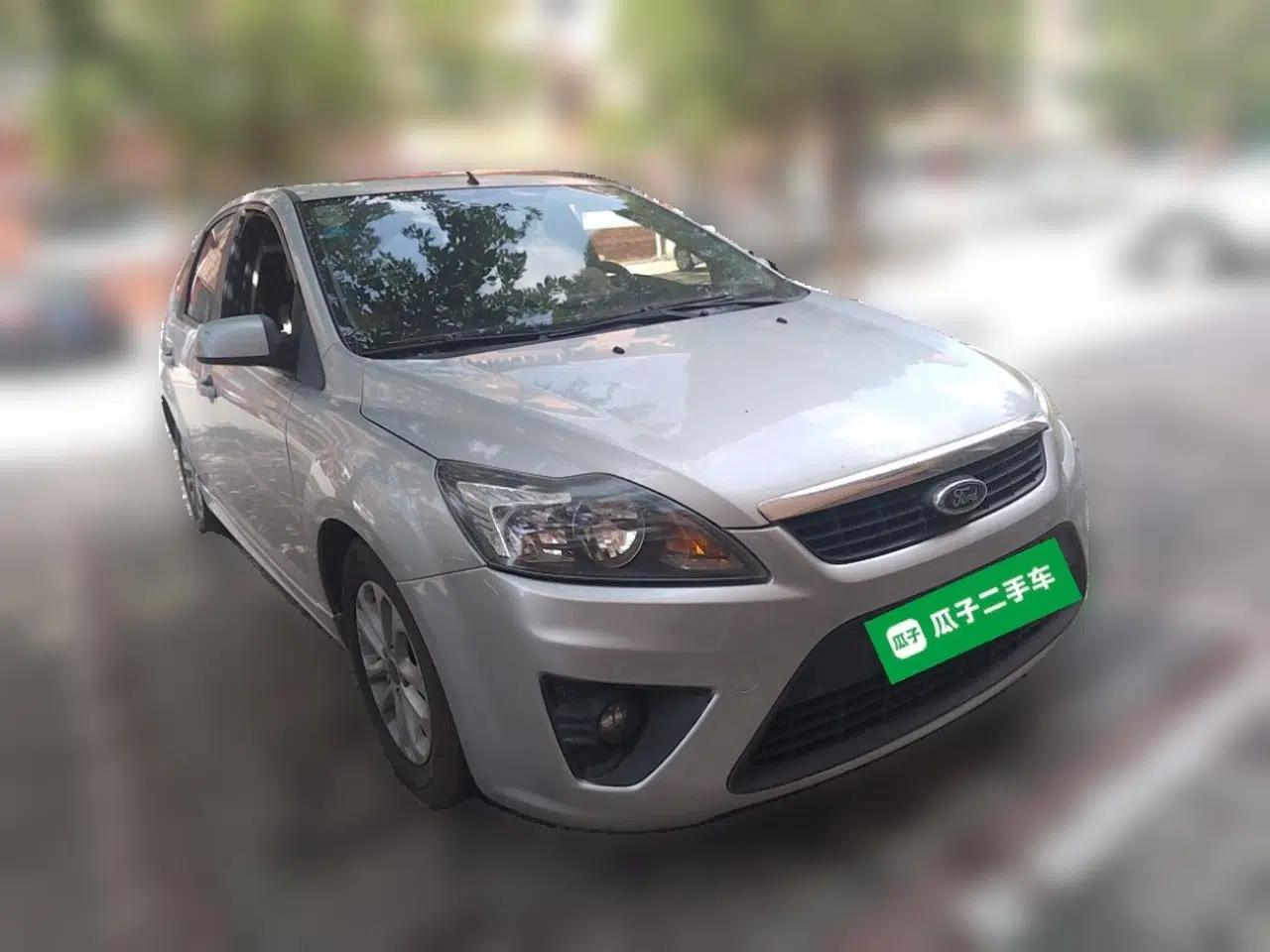 Ford Focus 2011 Hatchback 1.8L Automatic Fashion Edition — миниатюра 3