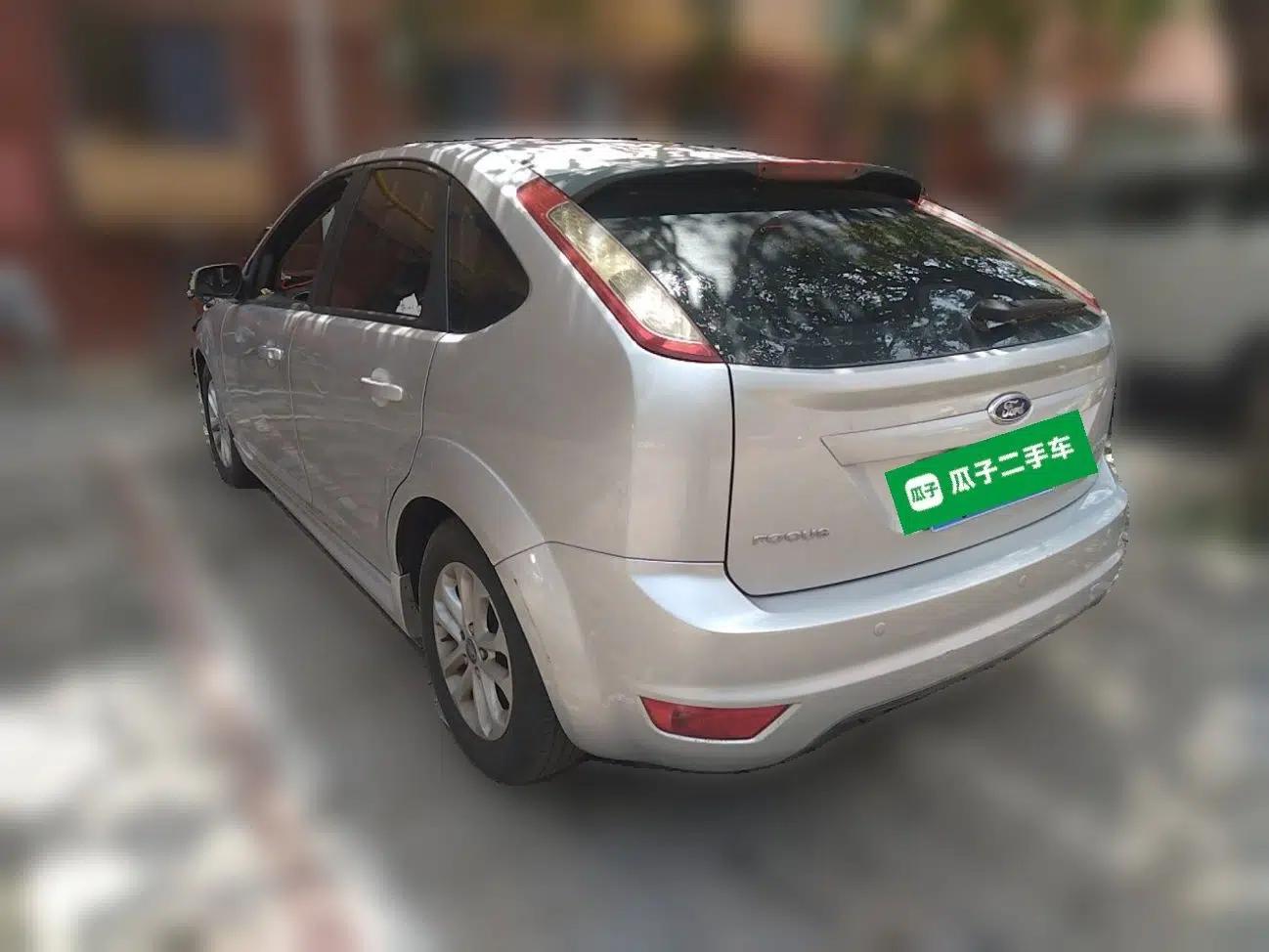 Ford Focus 2011 Hatchback 1.8L Automatic Fashion Edition — миниатюра 4