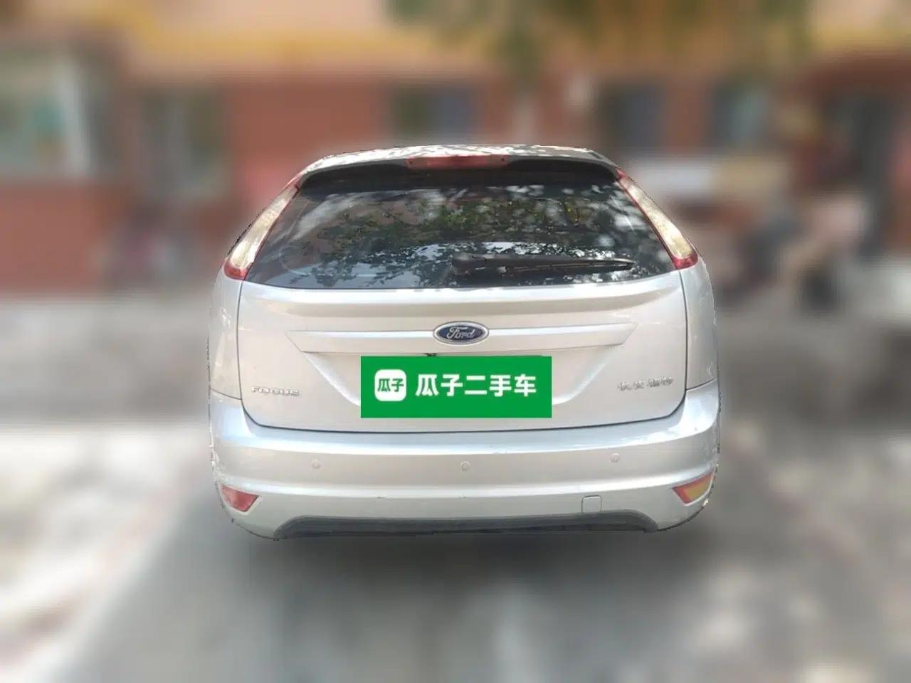 Ford Focus 2011 Hatchback 1.8L Automatic Fashion Edition — миниатюра 5