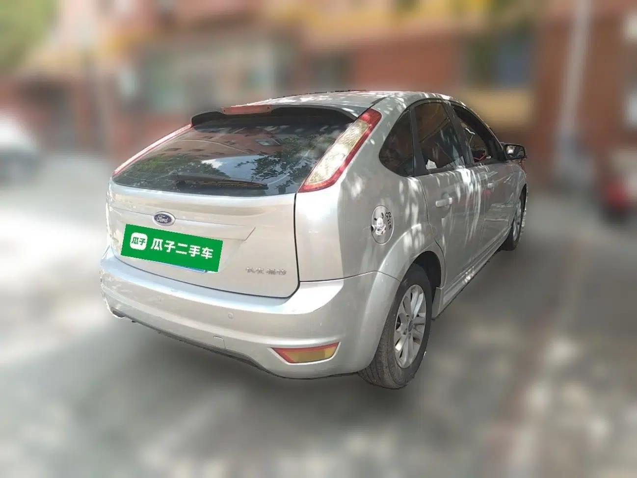 Ford Focus 2011 Hatchback 1.8L Automatic Fashion Edition — миниатюра 6