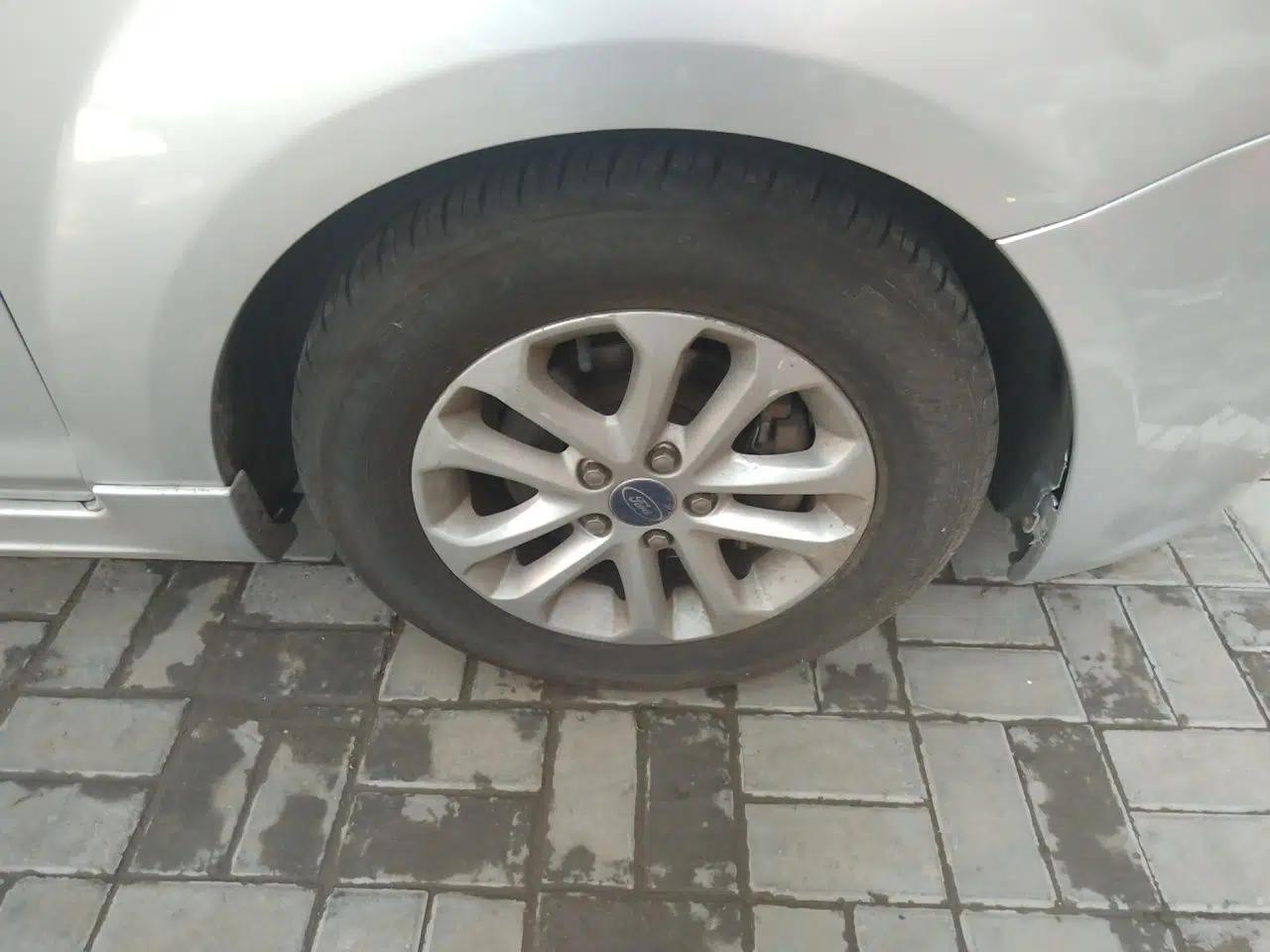 Ford Focus 2011 Hatchback 1.8L Automatic Fashion Edition — миниатюра 8