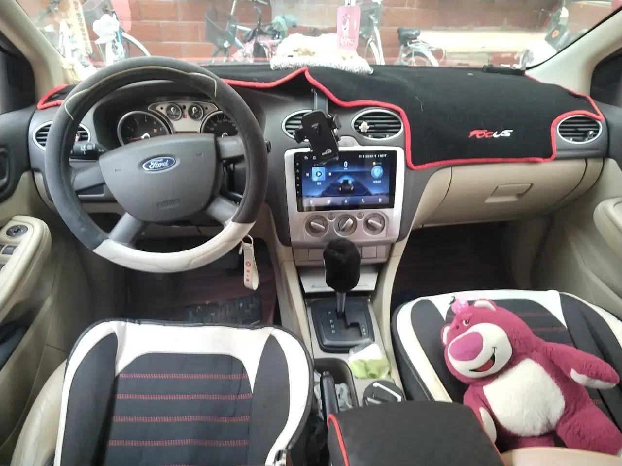 Ford Focus 2011 Hatchback 1.8L Automatic Fashion Edition — миниатюра 9
