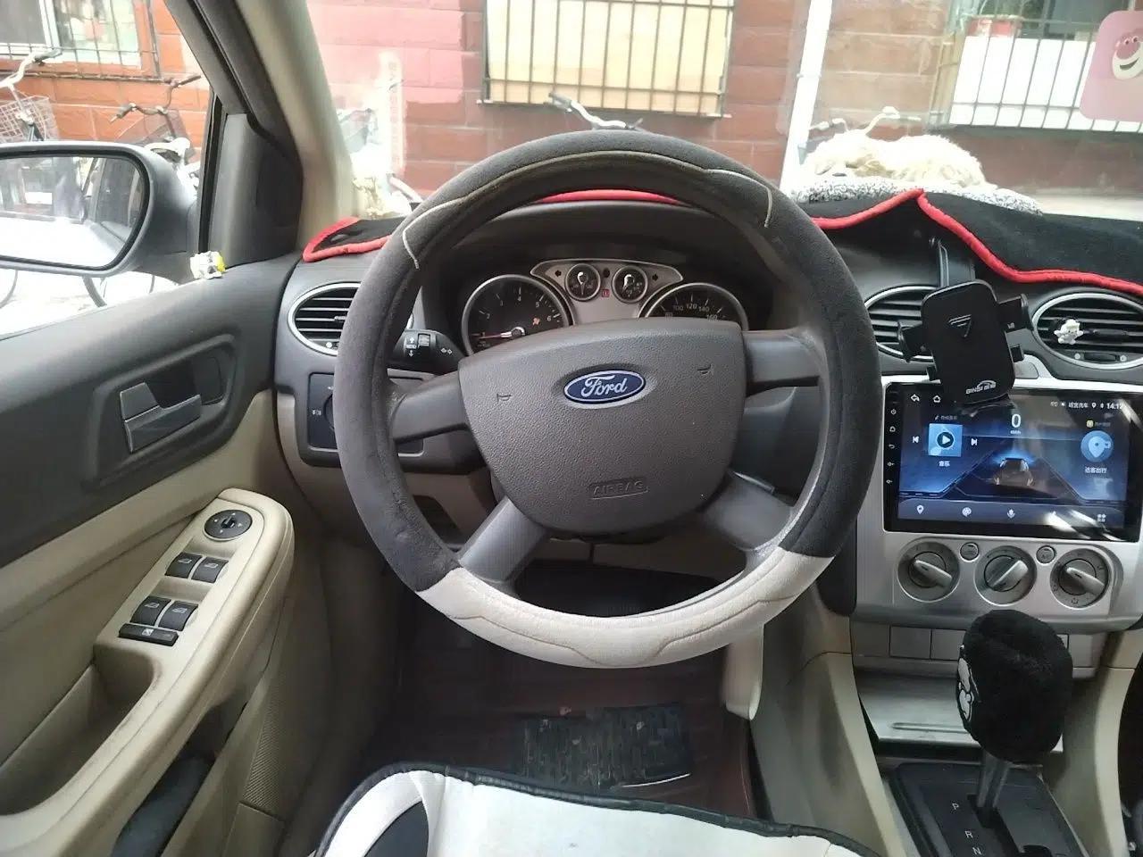 Ford Focus 2011 Hatchback 1.8L Automatic Fashion Edition — миниатюра 10