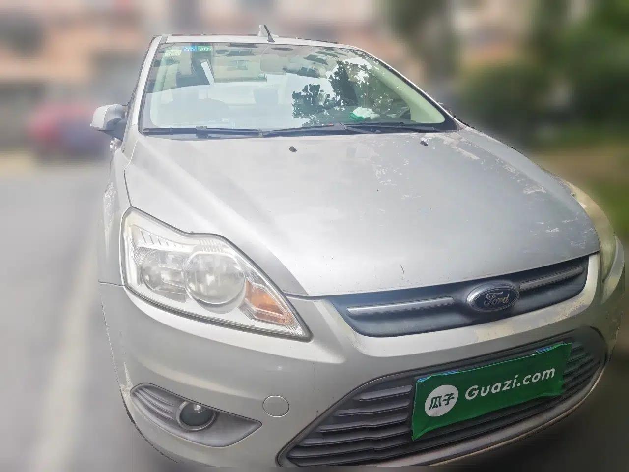 Ford Focus 2013 Sedan Classic 1.8L Manual Fashion Edition — миниатюра 2