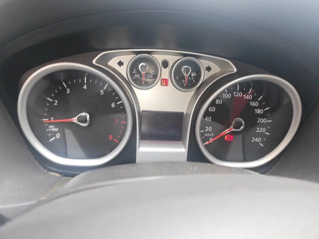 Ford Focus 2013 Sedan Classic 1.8L Manual Fashion Edition — миниатюра 11