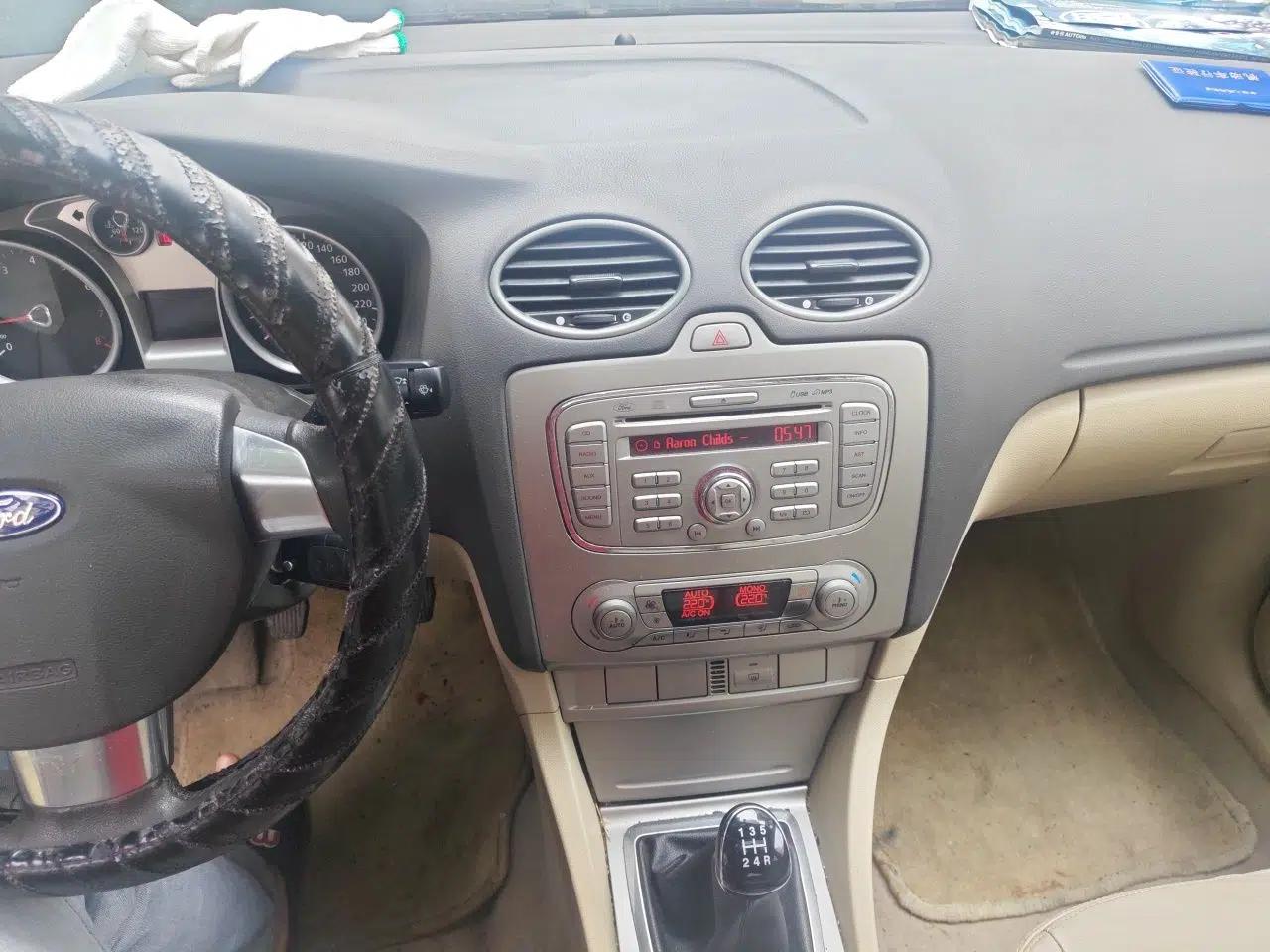 Ford Focus 2013 Sedan Classic 1.8L Manual Fashion Edition — миниатюра 13