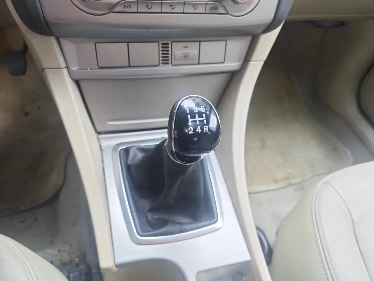 Ford Focus 2013 Sedan Classic 1.8L Manual Fashion Edition — миниатюра 14