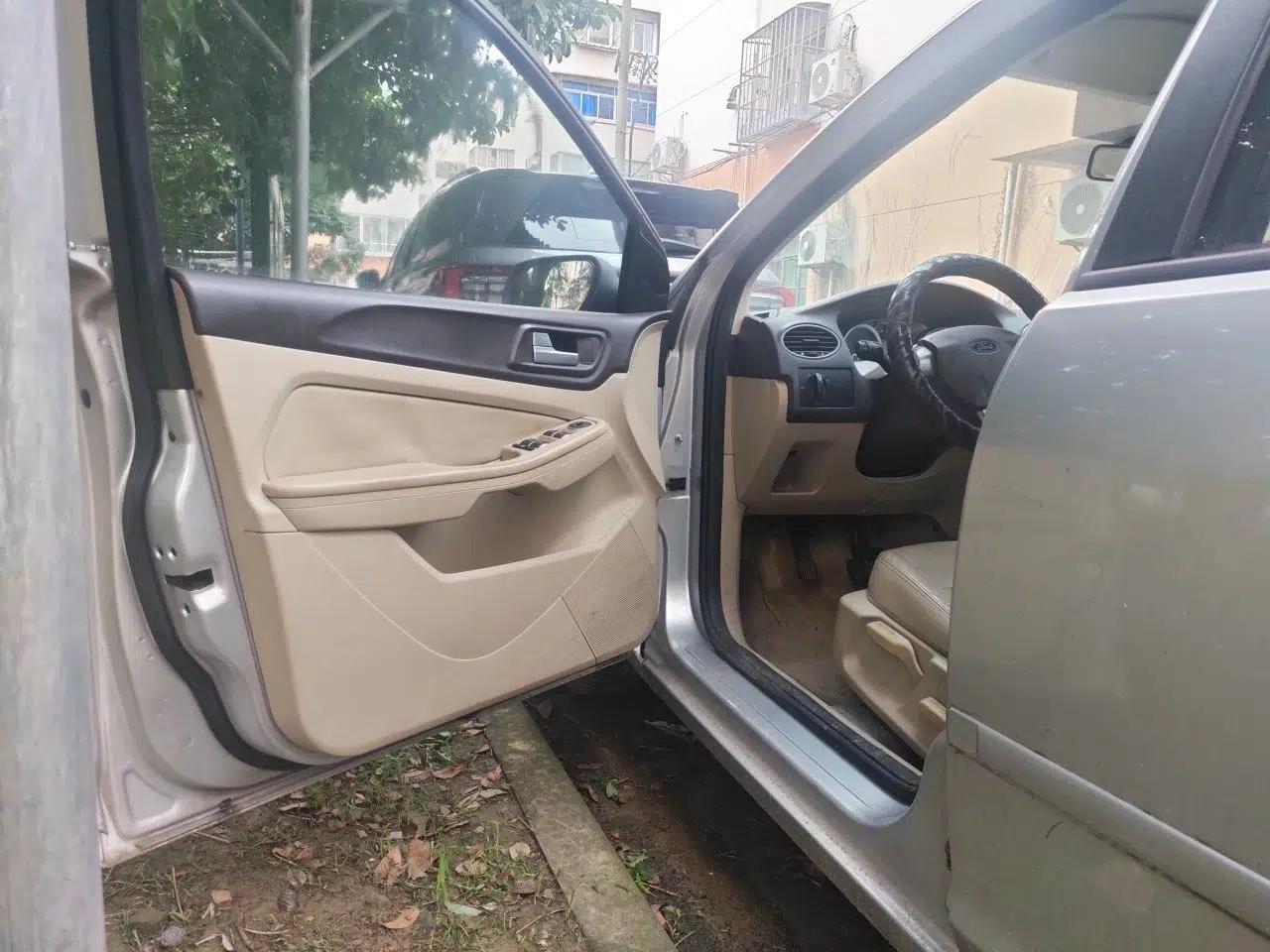 Ford Focus 2013 Sedan Classic 1.8L Manual Fashion Edition — миниатюра 16