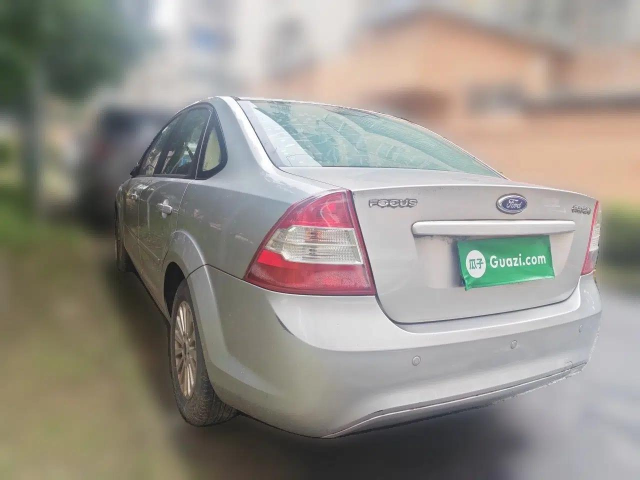Ford Focus 2013 Sedan Classic 1.8L Manual Fashion Edition — миниатюра 4