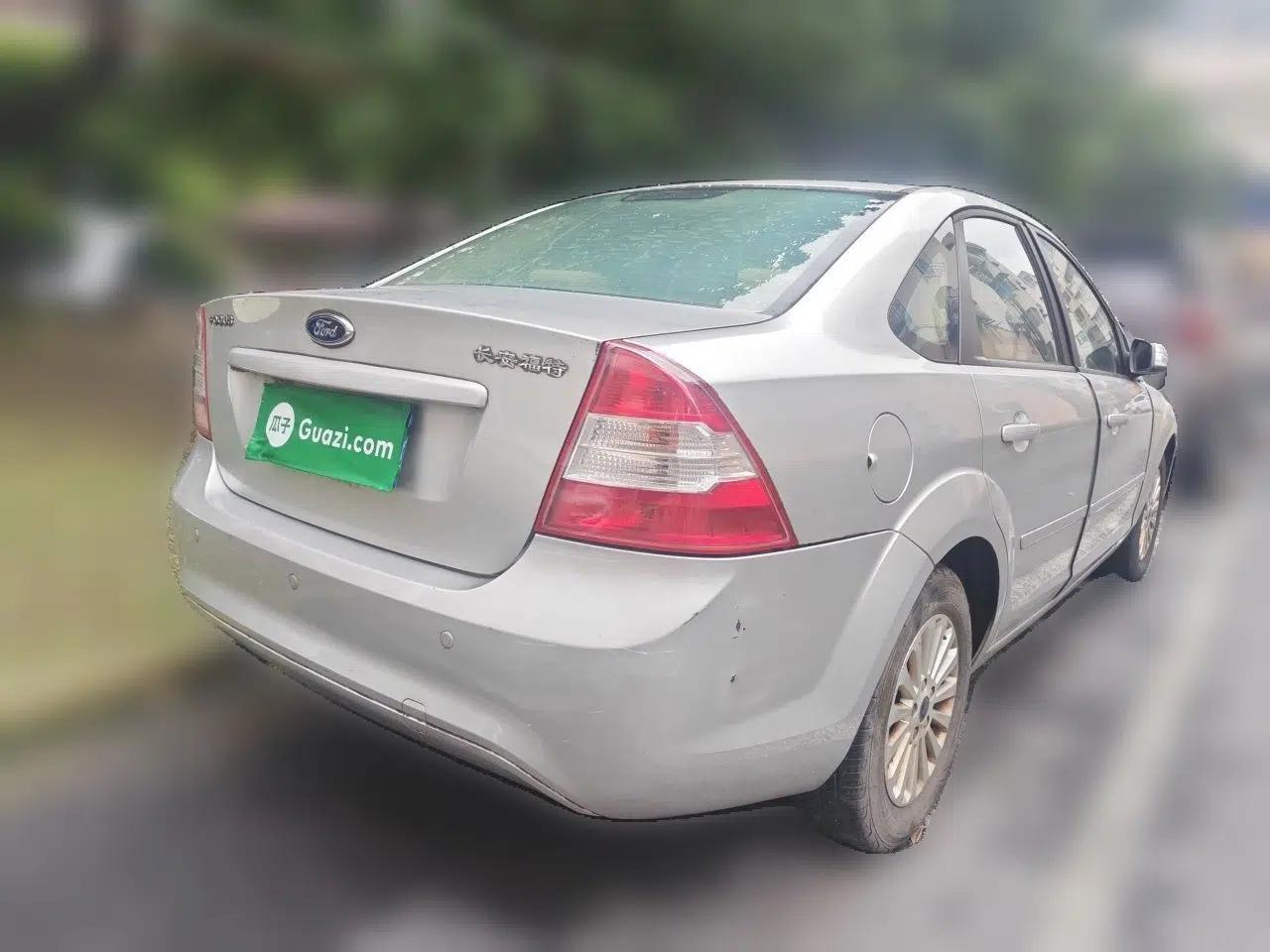 Ford Focus 2013 Sedan Classic 1.8L Manual Fashion Edition — миниатюра 6