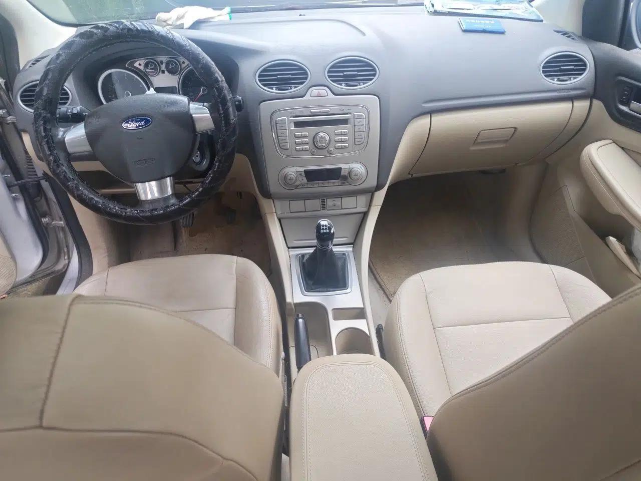 Ford Focus 2013 Sedan Classic 1.8L Manual Fashion Edition — миниатюра 9