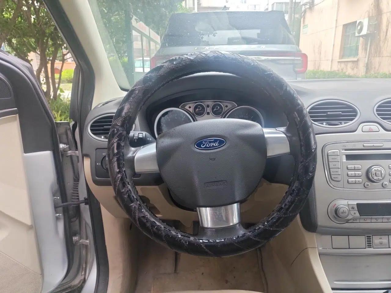 Ford Focus 2013 Sedan Classic 1.8L Manual Fashion Edition — миниатюра 10