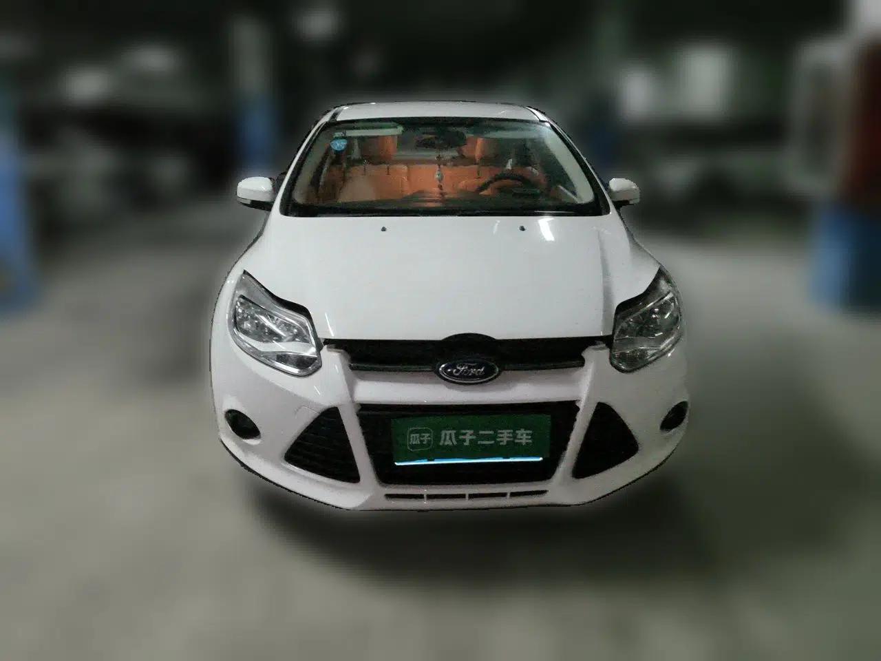 Ford Focus 2012 Sedan 1.6L Manual Comfort Model — миниатюра 2