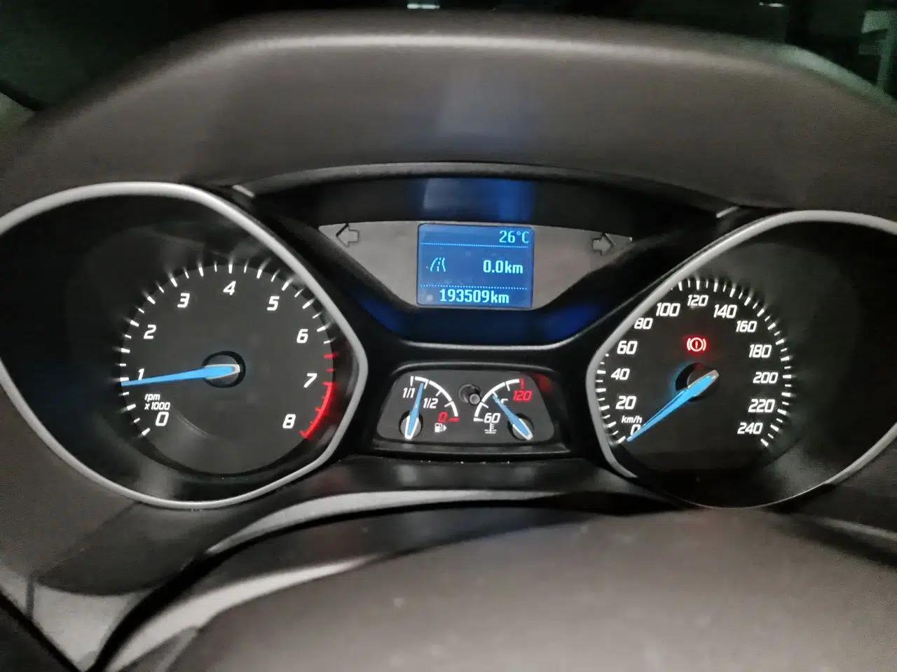 Ford Focus 2012 Sedan 1.6L Manual Comfort Model — миниатюра 11