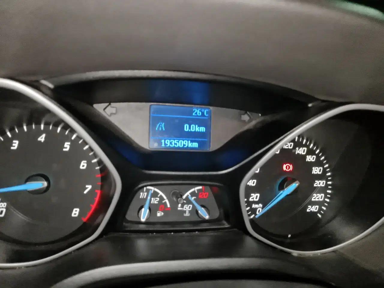 Ford Focus 2012 Sedan 1.6L Manual Comfort Model — миниатюра 12