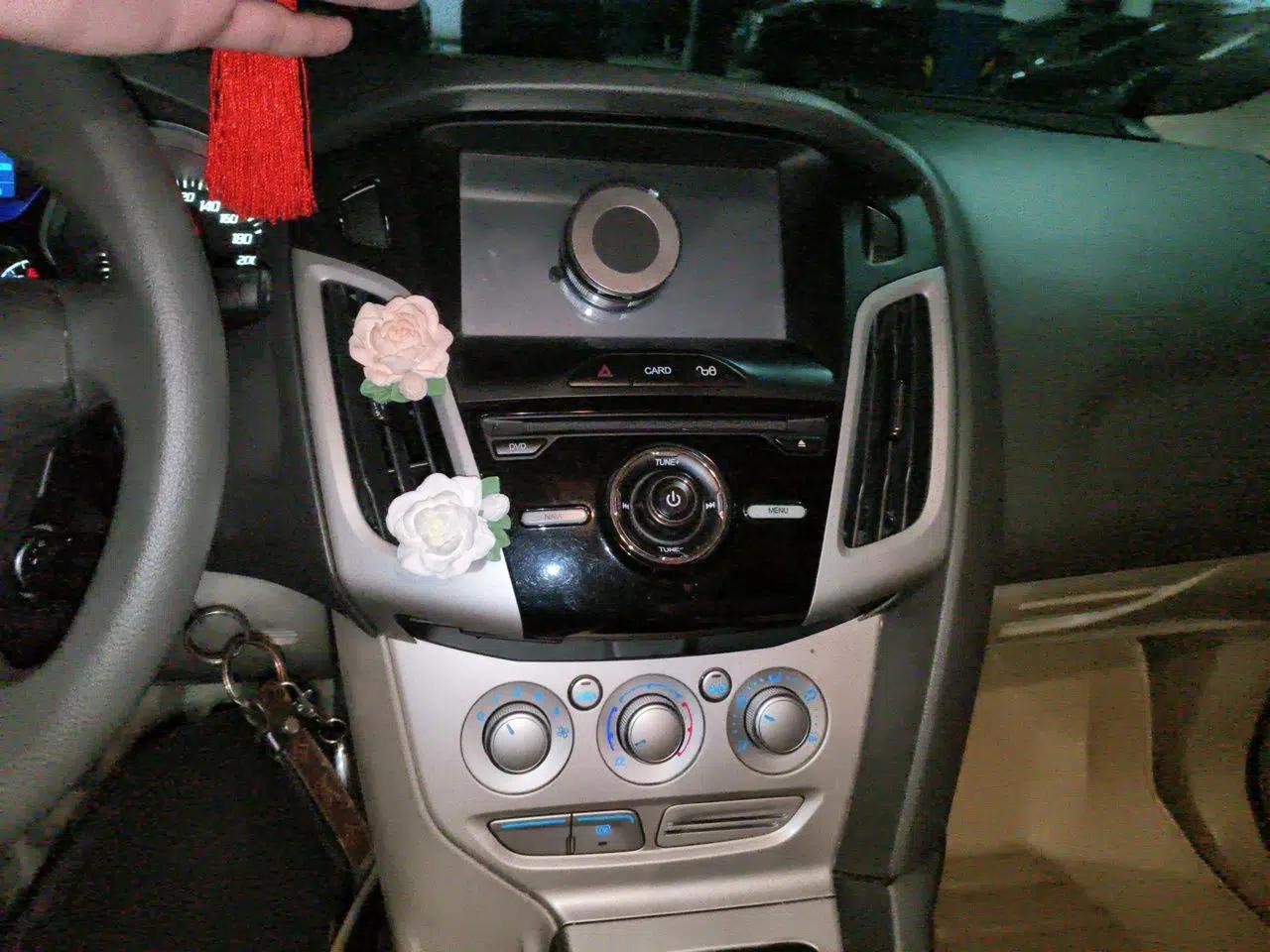 Ford Focus 2012 Sedan 1.6L Manual Comfort Model — миниатюра 13