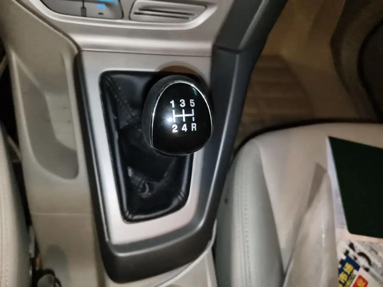 Ford Focus 2012 Sedan 1.6L Manual Comfort Model — миниатюра 14
