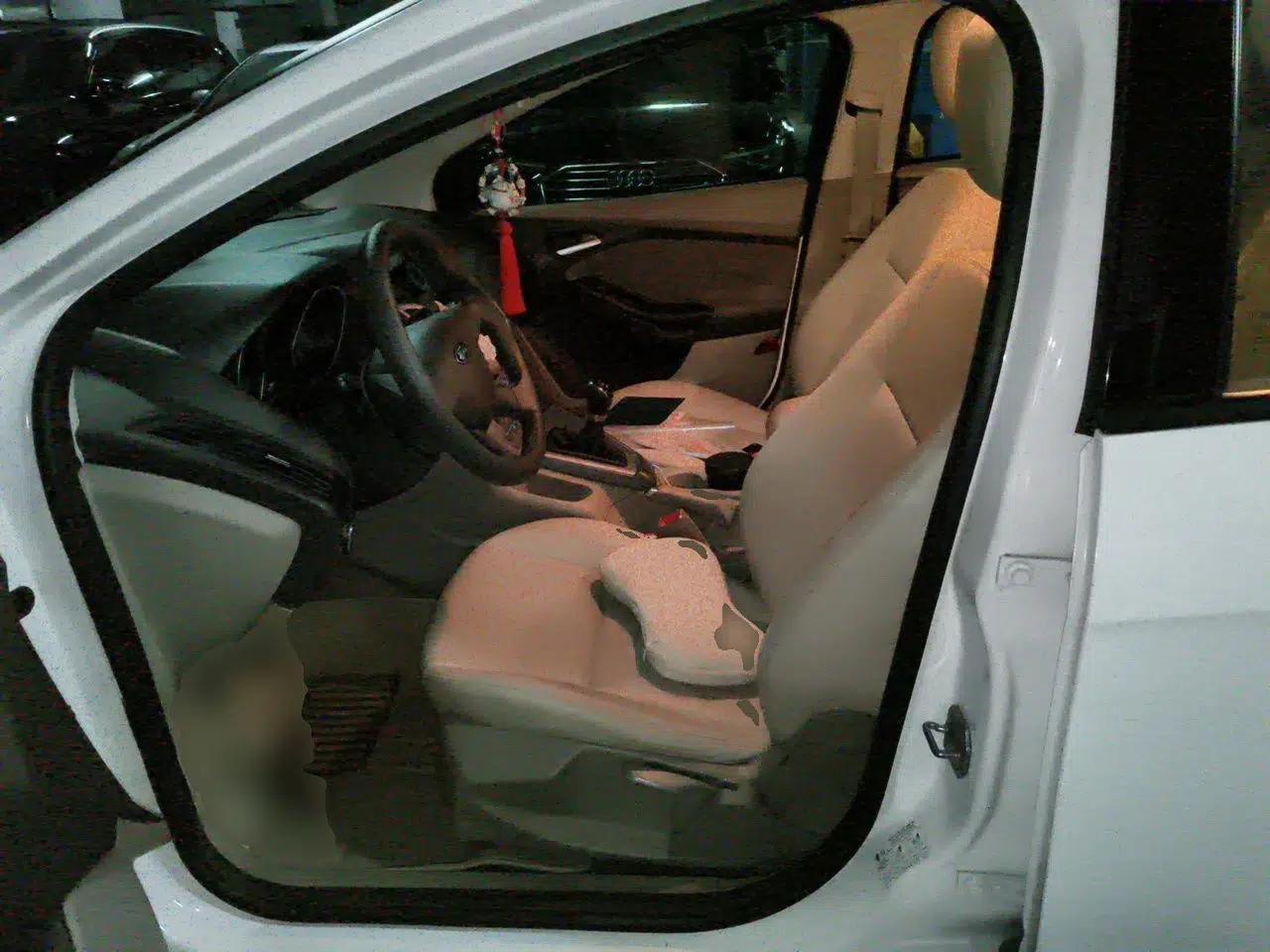 Ford Focus 2012 Sedan 1.6L Manual Comfort Model — миниатюра 15
